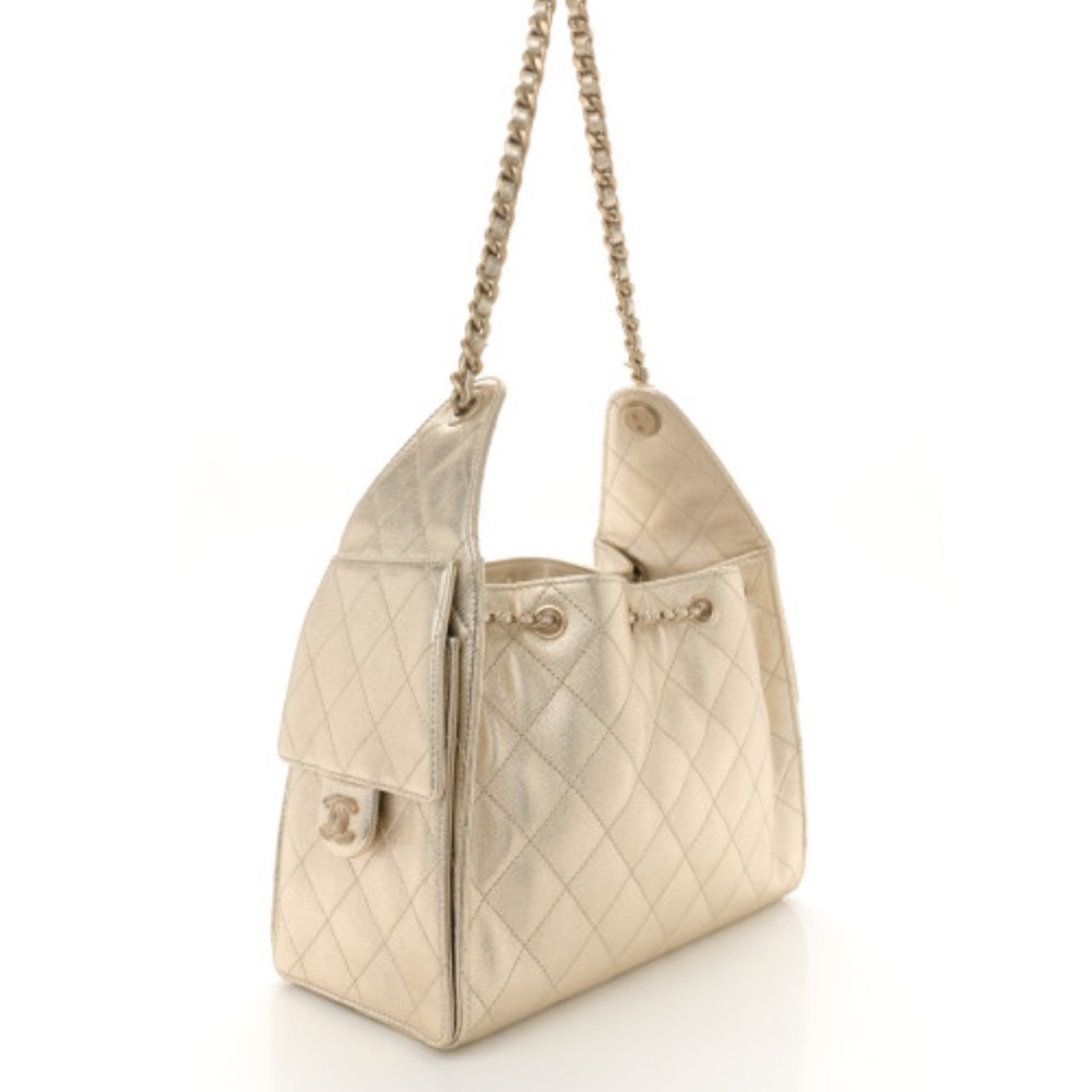 CHANEL
Metallic Caviar Quilted Small
Chanel 25 Hobo Gold - Picture 2 of 10
